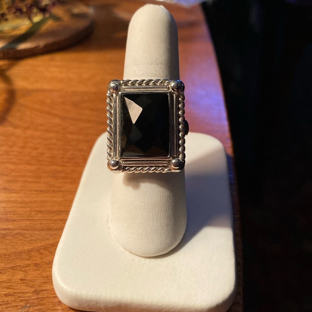 Black Onyx and 925 Silver Raised cut stone with a silver twisted rope detail Sz7